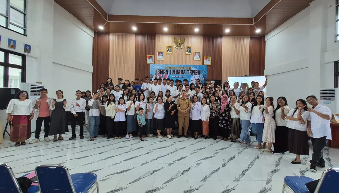 Semangat Paskah Menggema, Kemenag Barut Hadir di Perayaan SMPN 1 Muara Teweh