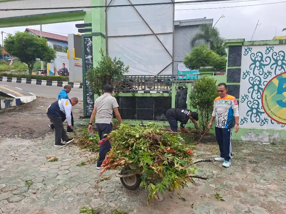 Semangat Gotong Royong Warnai Kerja Bakti Kankemenag Barito Utara